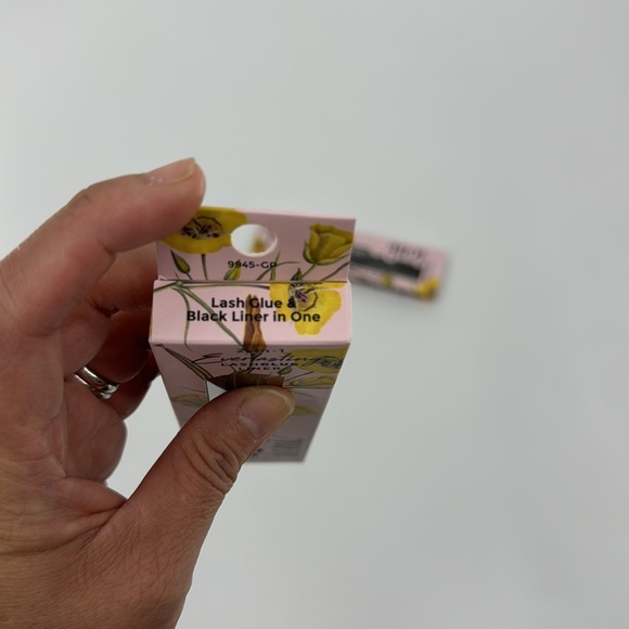 IONI Women’s Everlasting 2-in-1 Lash Glue & Black Liner in One 2 Piece Bundle - Picture 5 of 12